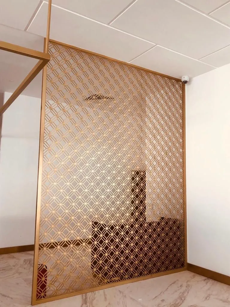 شاشة مقطوعة بالليزر